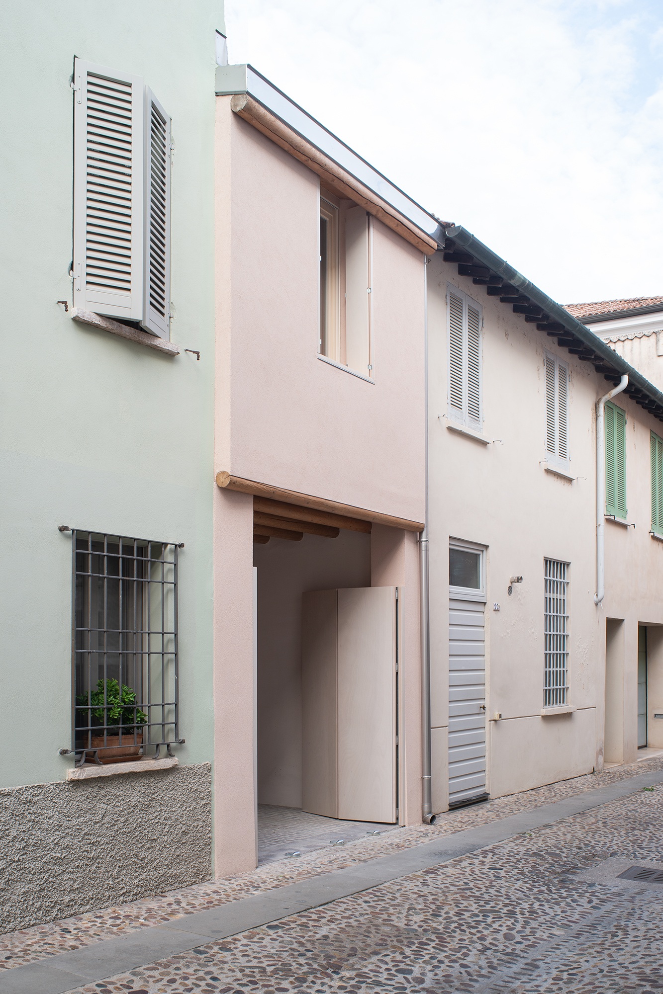 Townhouse with Street-Parallel Beams, Mantova, 2020-25, photo: Jacopo Valentini